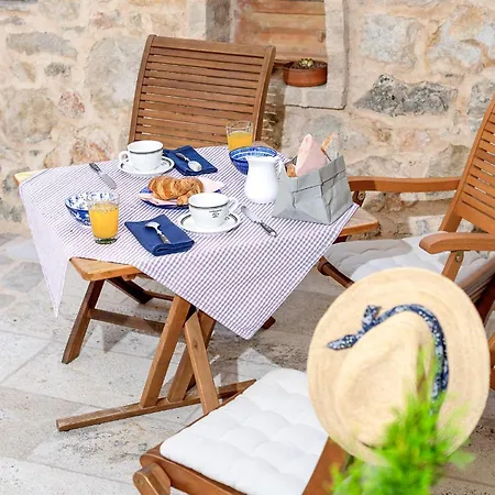 1 Bedroom Gorgeous In Holiday home Vrisnik