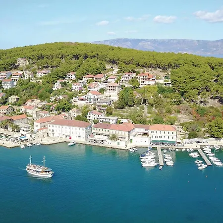 1 Bedroom Gorgeous In Holiday home Vrisnik